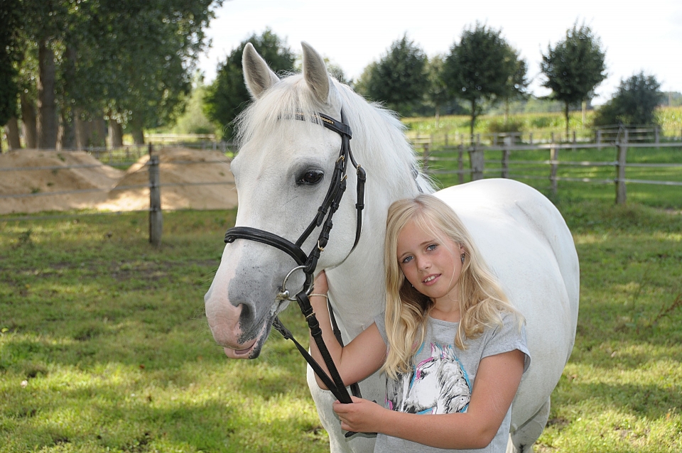 Kind mit Pony am Pferdehof
